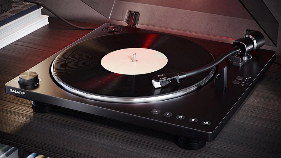 Чорний програвач вінілової платівки Sharp з тонармом та стилусом. Вид зверху.