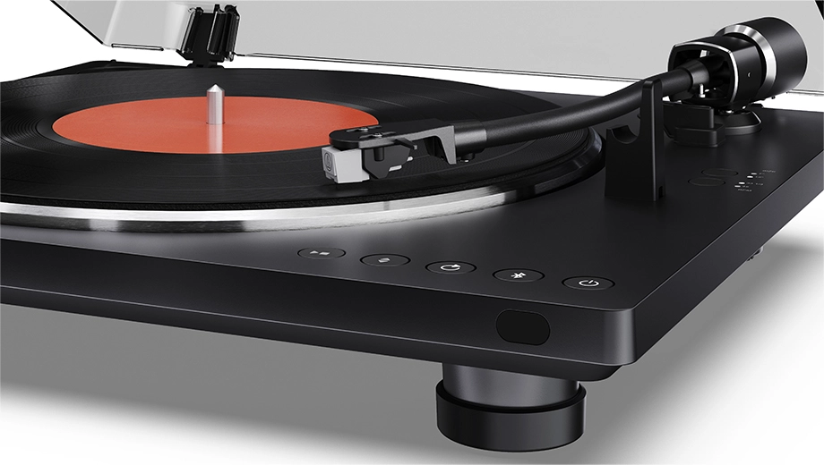 Крупний план чорного програвача грамофонів Sharp. Видно картридж Audio-Technica на тонармі та кнопки керування.