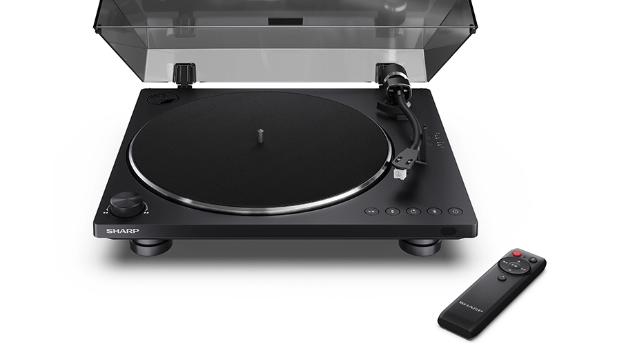 Програвач Sharp на білому тлі. Видно алюмінієвий диск з гумовим килимком і пульт дистанційного керування.