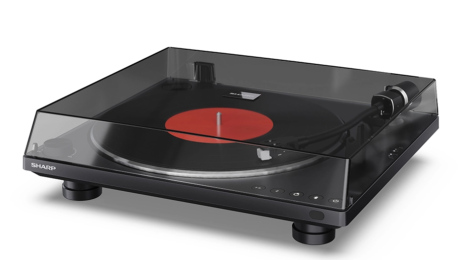 Програвач Sharp з чорною захисною кришкою.