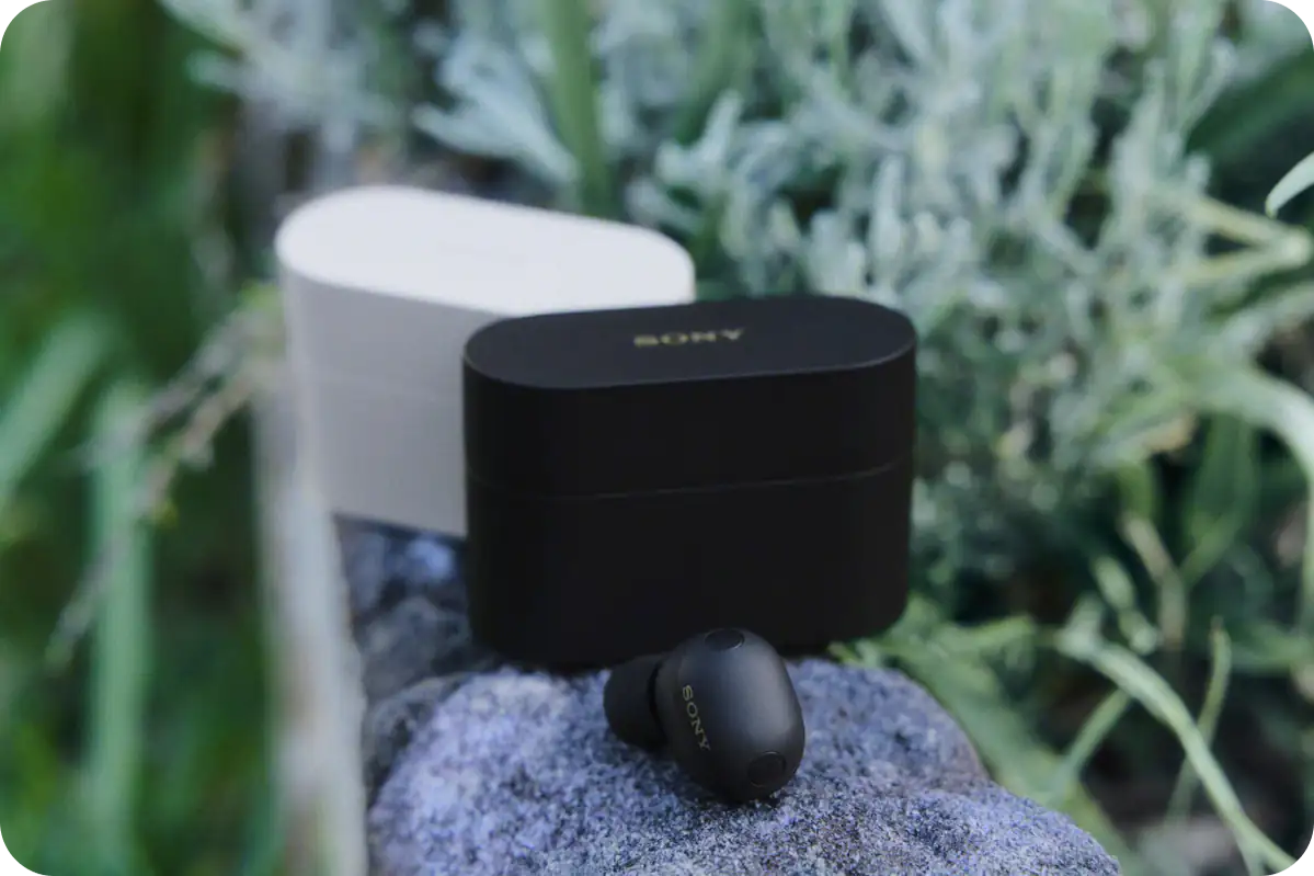 Чорно-срібні навушники Sony WF-1000XM6 з кейсом