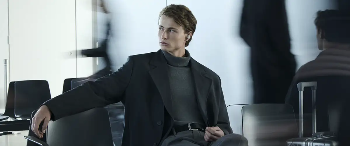 Чоловік у переповненому просторі в навушниках WF-1000XM6