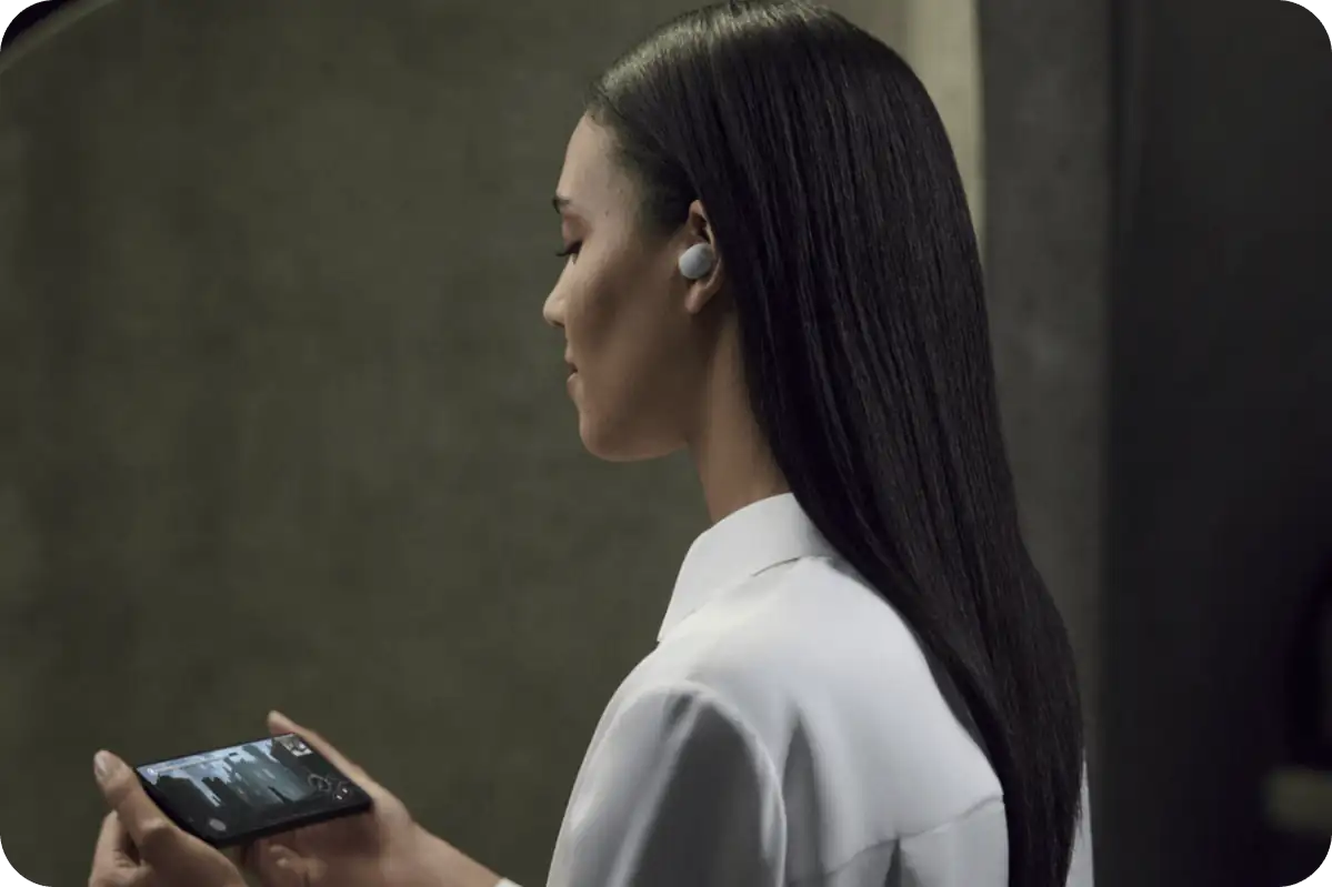 Користувач використовує навушники Sony WF-1000XM6 у повсякденному середовищі