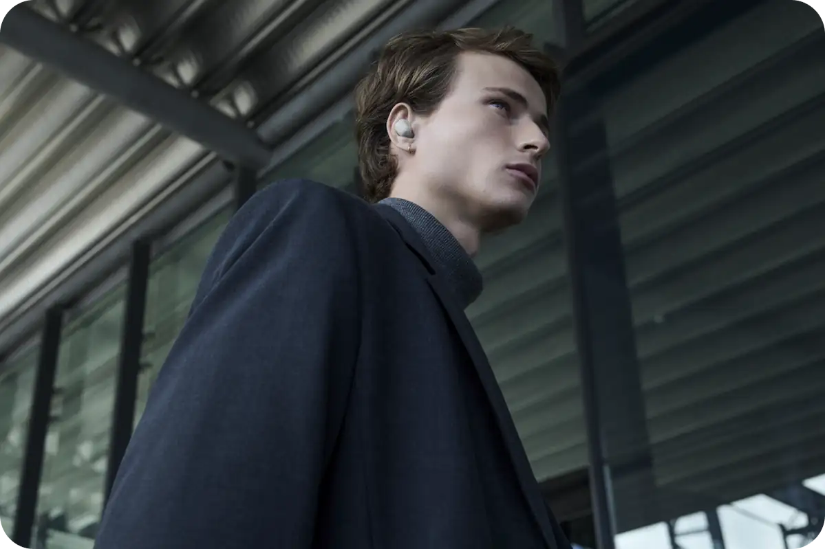 Чоловік у русі з навушниками Sony WF-1000XM6