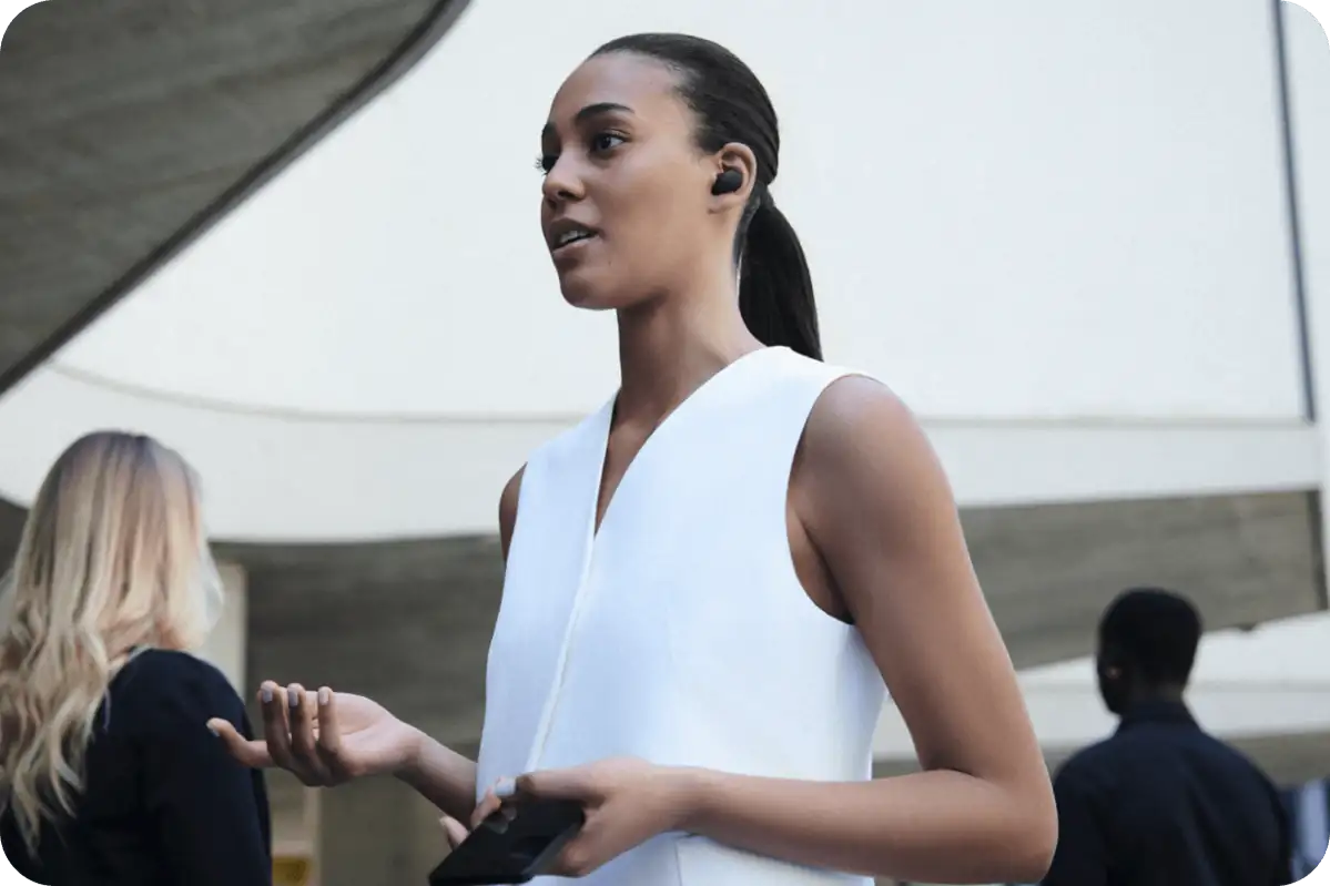 Жінка користується голосовим помічником через навушники Sony WF-1000XM6