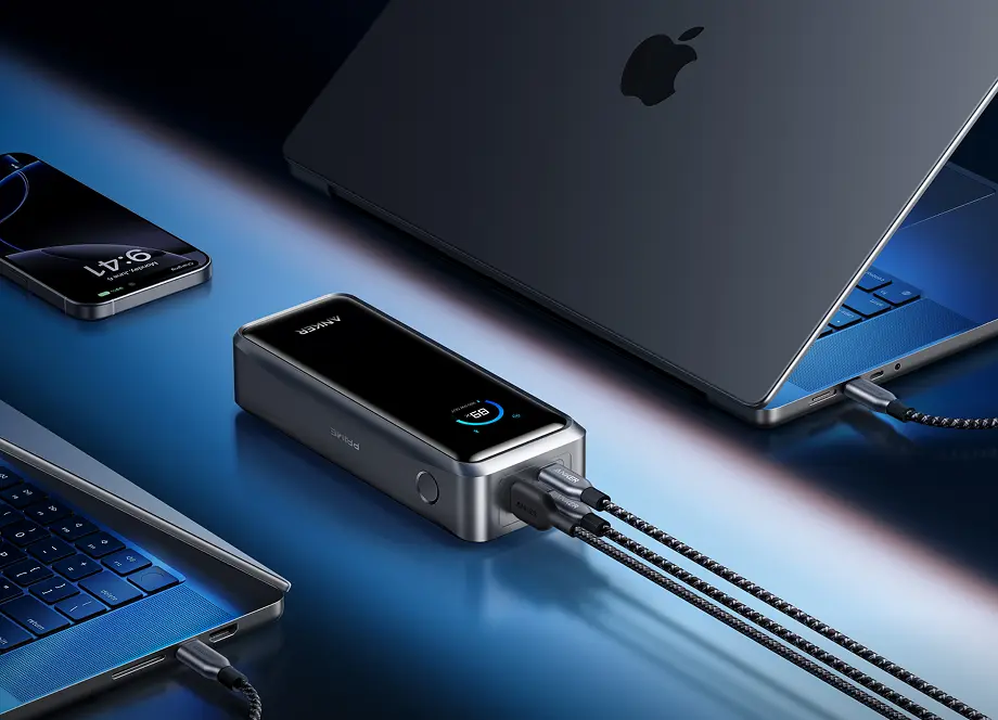Зовнішній акумулятор Anker стоїть на столі поруч із Macbook.