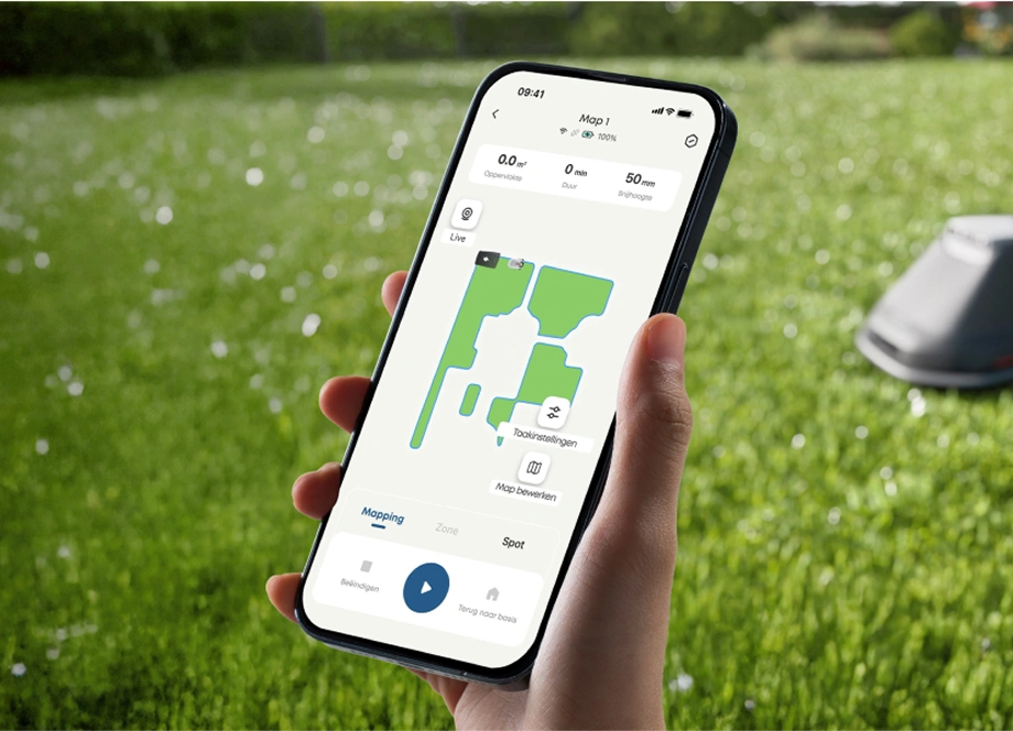 Рука, що тримає смартфон, налаштовує або керує газонокосаркою eufy безпосередньо з застосунку eufy.