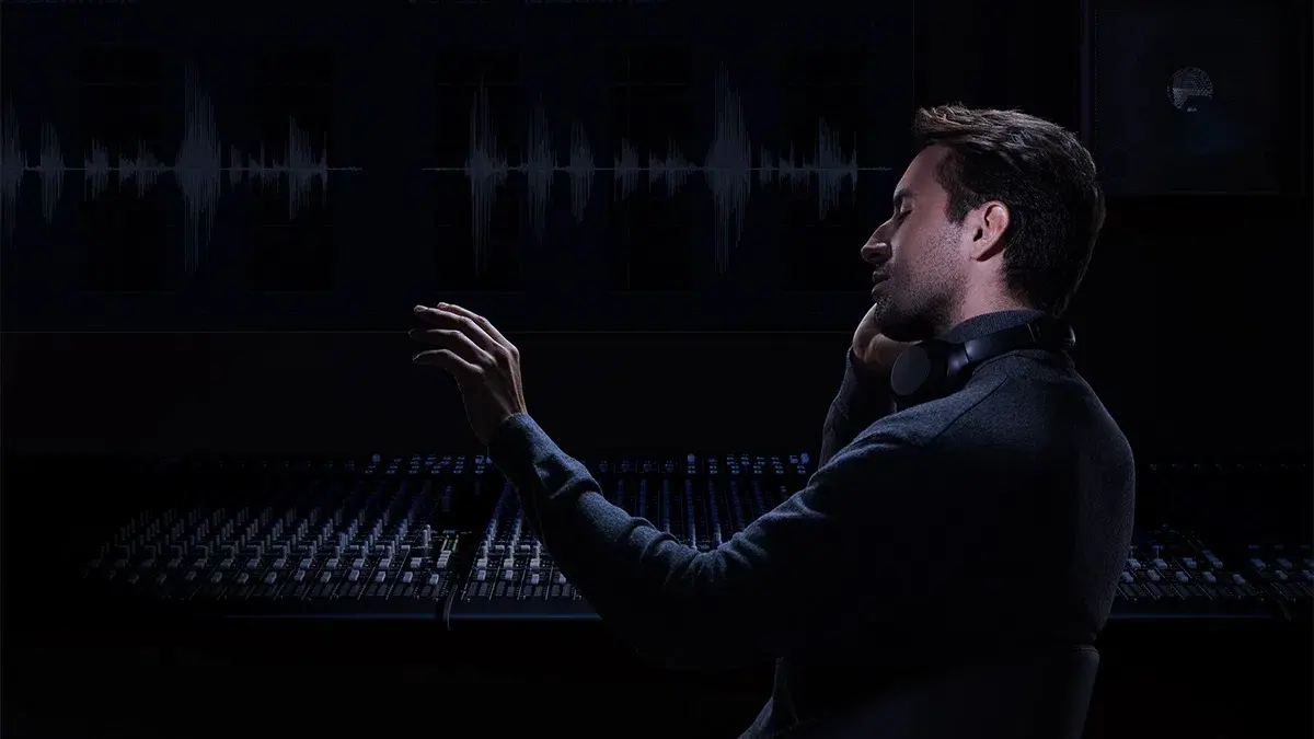 Звукорежисер у студії звукозапису, навушники на шиї, візуалізація звукових хвиль на екрані.