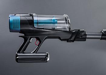 Крупний план ручки пилососа Tefal X-Force Flex на сірому фоні.