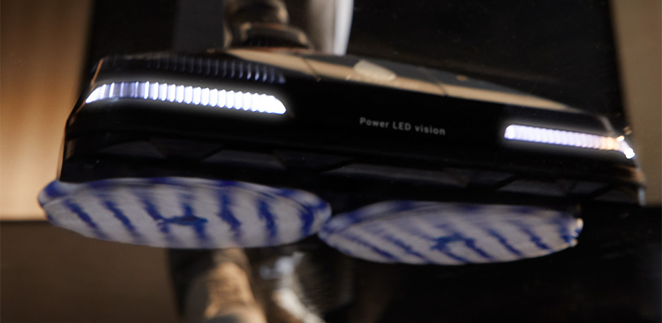 Крупний план обертових мікрофібрових накладок та підсвіченої головки пилососа Tefal X-Force Flex.