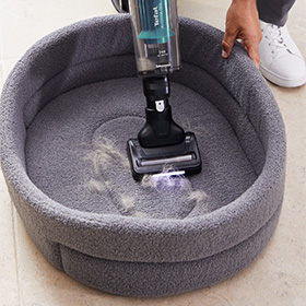 Прибирання шерсті тварин з ліжка пилососом Tefal X-Force Flex.