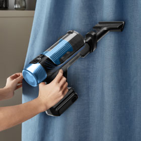 Чищення штор пилососом Tefal X-Force Flex у ручному режимі.