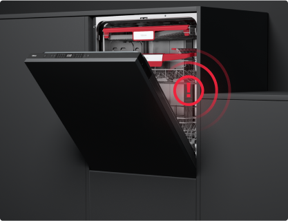 Чорна вбудована посудомийна машина з відкритими дверцятами. Червоний значок сигналізації вказує на роботу системи AquaSafe.