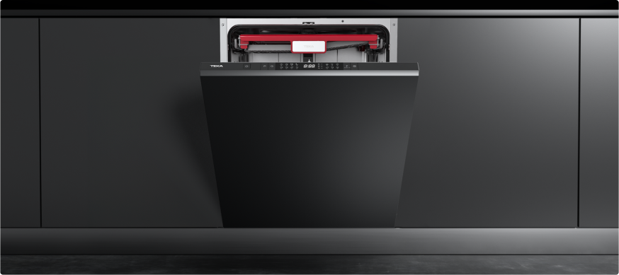 Чорна вбудована посудомийна машина Teka з напіввідчиненими дверцятами, інтегрована в сучасні темні кухонні меблі