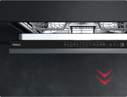 Злегка прочинені дверцята посудомийної машини, вид зверху, зі стрілкою, що символізує технологію сушіння Premium Dry