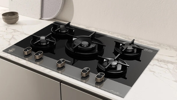 Газова варильна поверхня GBC 75 VB VG на світлій кам'яній стільниці в сучасній кухні.