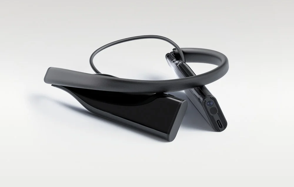 Чорна пов'язка на шиї на світлому фоні