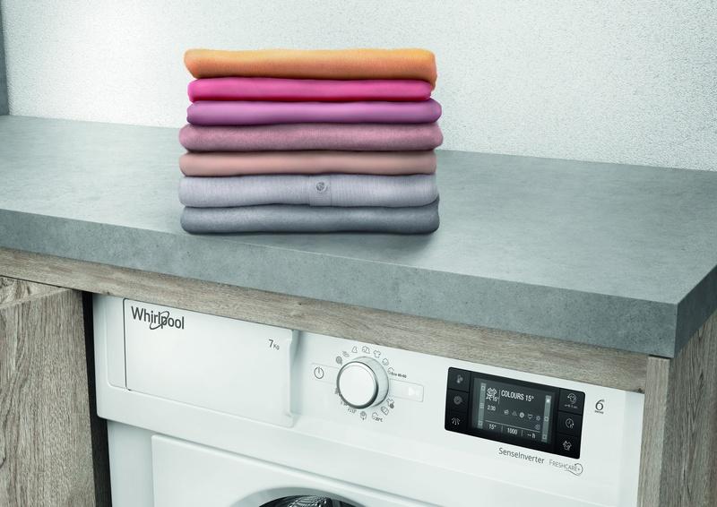 Widok na wnętrze urządzenia WHIRLPOOL