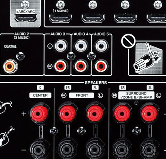 Różnorodne złącza analogowe i cyfrowe