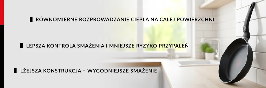 Patelnia KORRA stojąca pionowo na drewnianym blacie kuchennym, rączka patelni oparta jest o białe kafelki nad blatem kuchennym