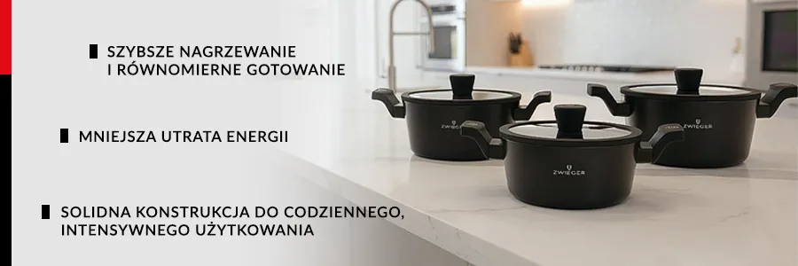 Trzy garnki ZWIEGER KORRA stoją na marmurowym blacie, na każdym garnku jest pokrywka, w tle widać baterię kuchenną oraz piekarnik