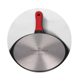 Zbliżenie na spód patelni Obsidian z widocznym srebrnym dyskiem indukcyjnym