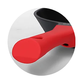 Przybliżenie na rączkę patelni Obsidian w kolorze czerwonym