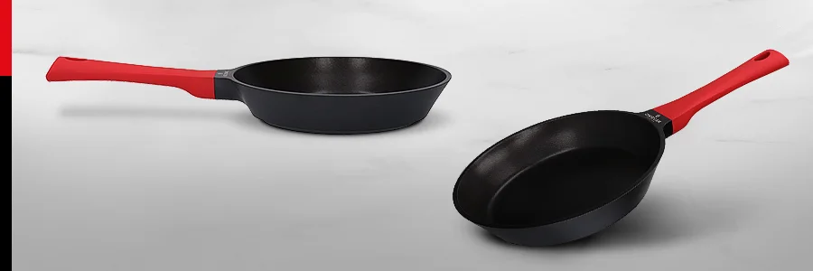 Dwie patelnie obsidian obok siebie