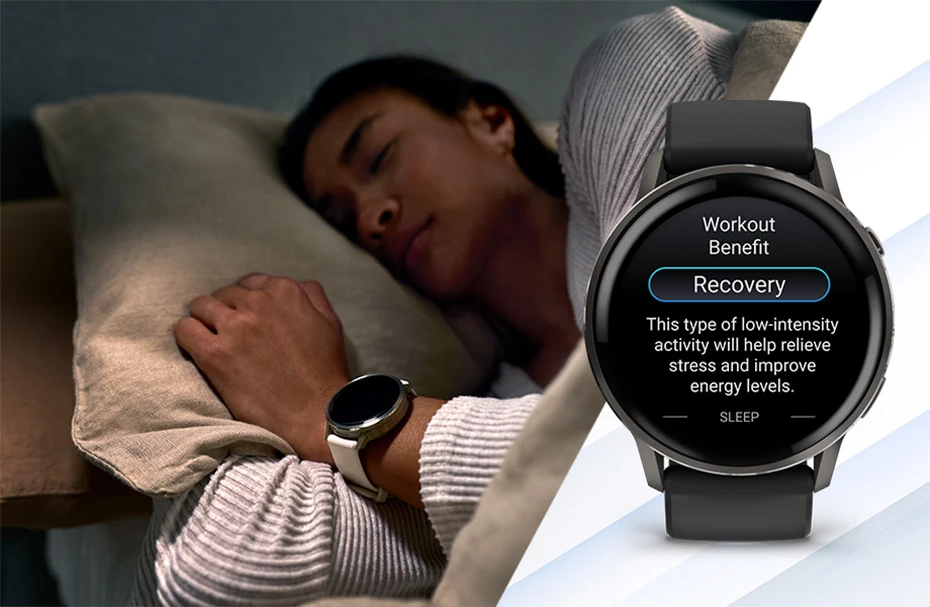Женщина спит в постели, на запястье у нее часы Garmin Venu 4, на экране крупным планом отображается сообщение о восстановлении.