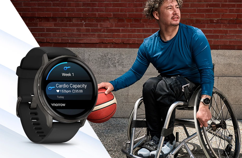 Мужчина в инвалидном кресле играет в баскетбол, на переднем плане — часы Garmin Venu 4 с экраном для тренировок рядом.