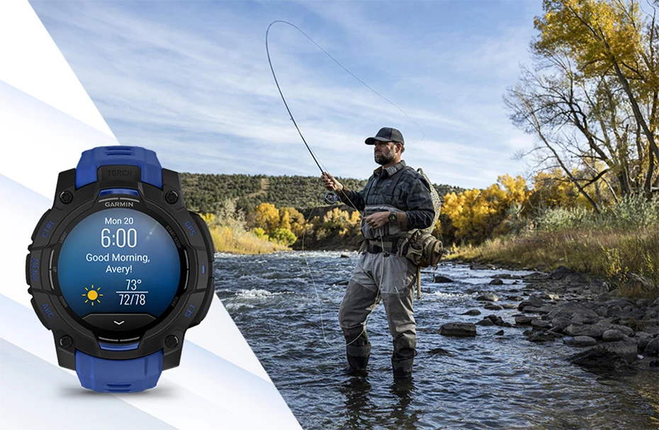 Мужчина ловит рыбу в реке, рядом с ним часы Garmin Instinct 3 с экраном, отображающим время и температуру.