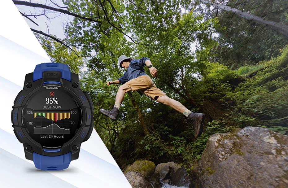 Турист перепрыгивает через ручей в лесу, рядом с ним часы Garmin Instinct 3, показывающие уровень насыщения крови кислородом (SpO2).