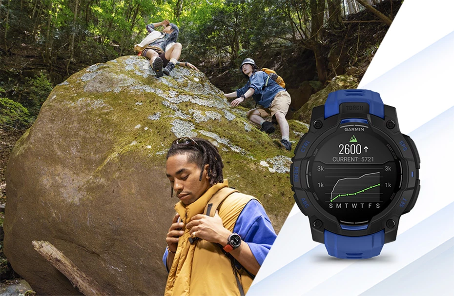 Трое туристов взбираются на большой камень в лесу, рядом с ними лежат часы Garmin Instinct 3 с экраном альтиметра.