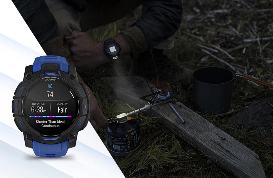Мужчина готовит еду на походной плите в полевых условиях, рядом с ним часы Garmin Instinct 3 с экраном анализа сна.