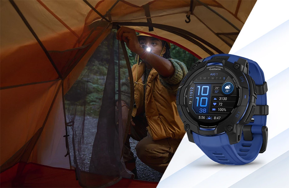 Человек устанавливает палатку с фонариком в руке; рядом лежат часы Garmin Instinct 3 с синим ремешком и экраном, отображающим данные о погоде.