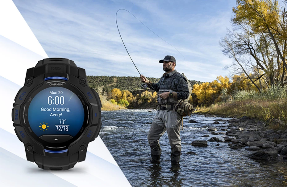 Чоловік ловить рибу в річці, поруч годинник Garmin Instinct 3 з екраном, що показує час і температуру