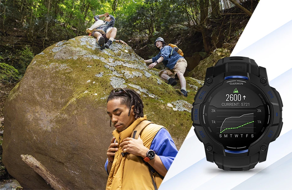 Троє туристів піднімаються на велику скелю в лісі, поруч із ними лежить годинник Garmin Instinct 3 з екраном альтиметра.
