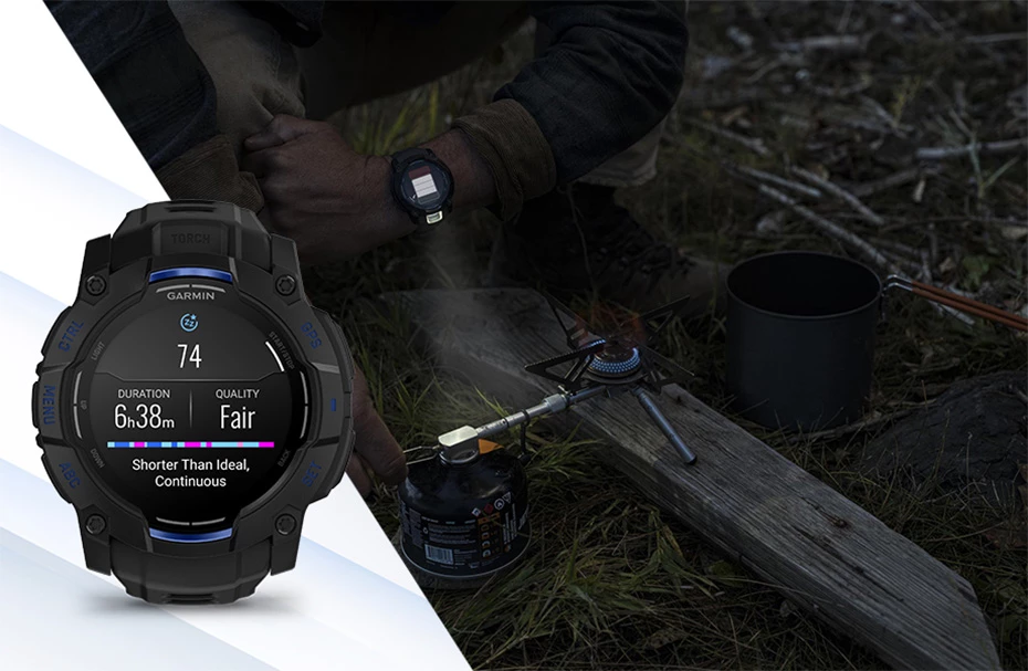 Чоловік готує їжу на похідній плиті в полі, поруч із ним годинник Garmin Instinct 3 з екраном аналізу сну.