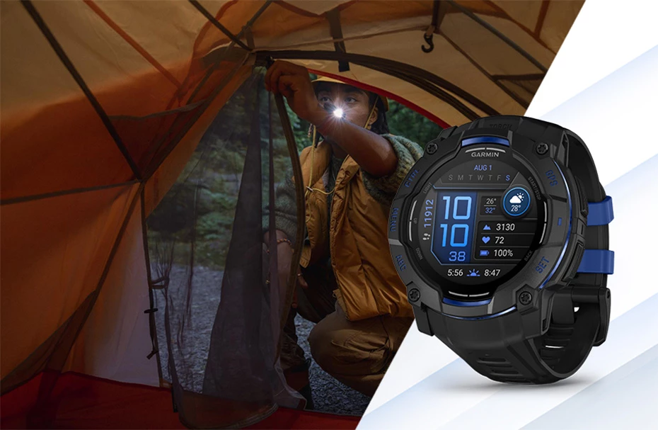 Людина встановлює намет з ліхтариком у руці, поруч — годинник Garmin Instinct 3 із синім ремінцем та екраном з даними про погоду.