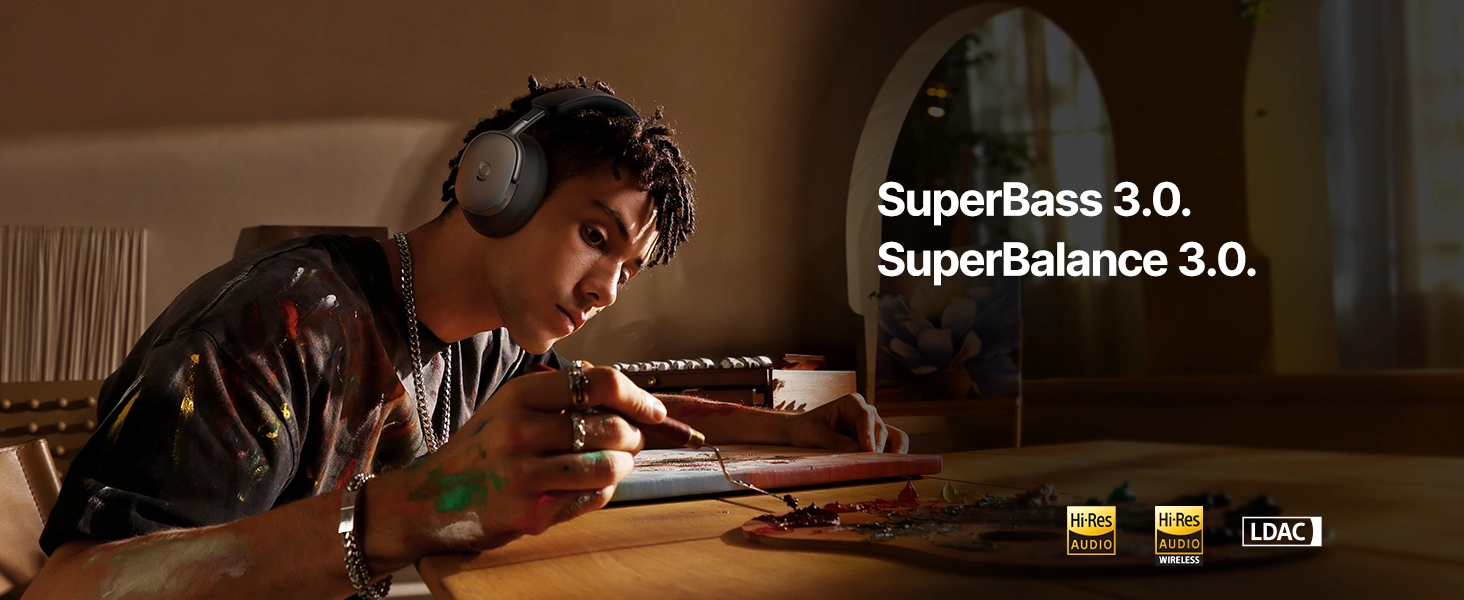 Артист у навушниках Baseus XH1 та з логотипами Super Bass 3.0, Super Balance 3.0 та LDAC (кодек Sony з високим бітрейтом)