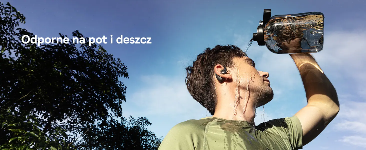 Mężczyzna polewający się wodą po treningu w wodoodpornej słuchawce dousznej Baseus Eli Sport 2 IP57.