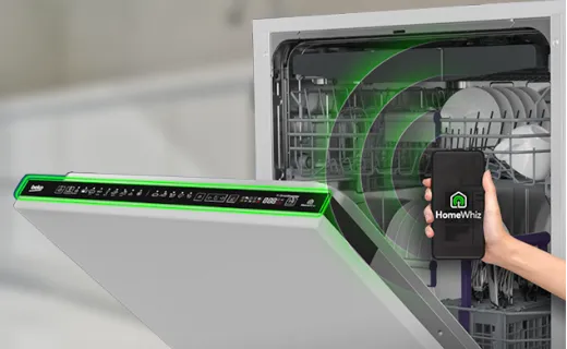 Відкрита посудомийна машина Beko з видом на додаток HomeWhiz на телефоні.