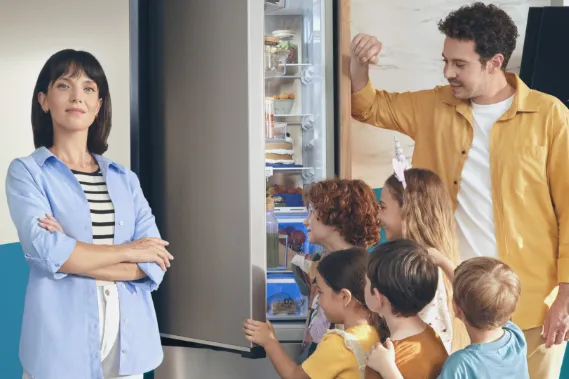 Родина на кухні біля холодильника Beko