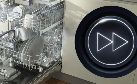 Крупний план відкритої посудомийної машини та збільшеної кнопки Fast+.