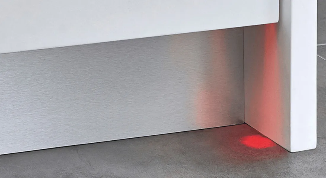 З правого боку посудомийної машини червоний світлодіод освітлює підлогу