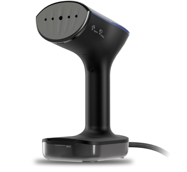 Чорний відпарювач для одягу з видимими отворами для пари.