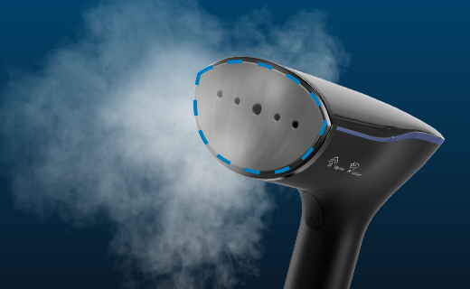 Ручний відпарювач для одягу, що випромінює пару на синьому фоні.