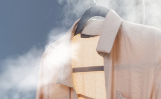 Сорочка на вішалці, оточена парою.