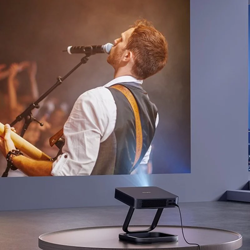 Проектор, що показує концерт, на якому співак співає в мікрофон.