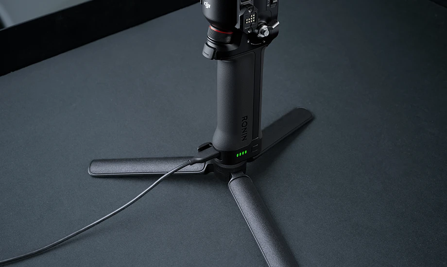 Нижня частина стабілізатора DJI, де підключено кабель живлення